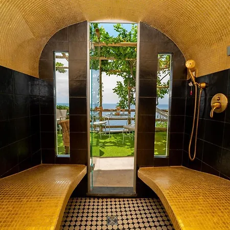 Nina بوسيتانو