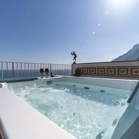 Nina بوسيتانو